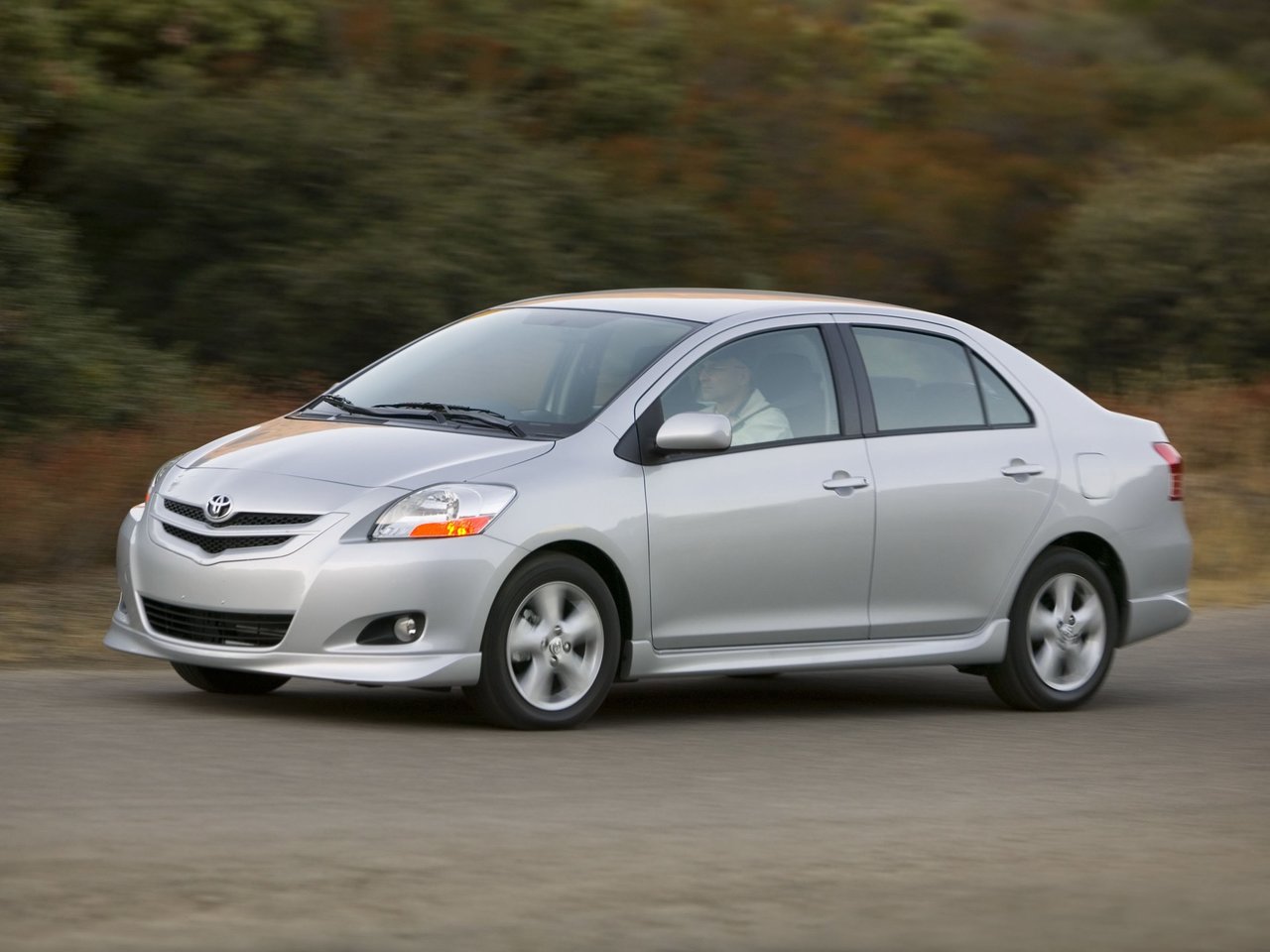 Toyota Yaris II седан, 2005–2009