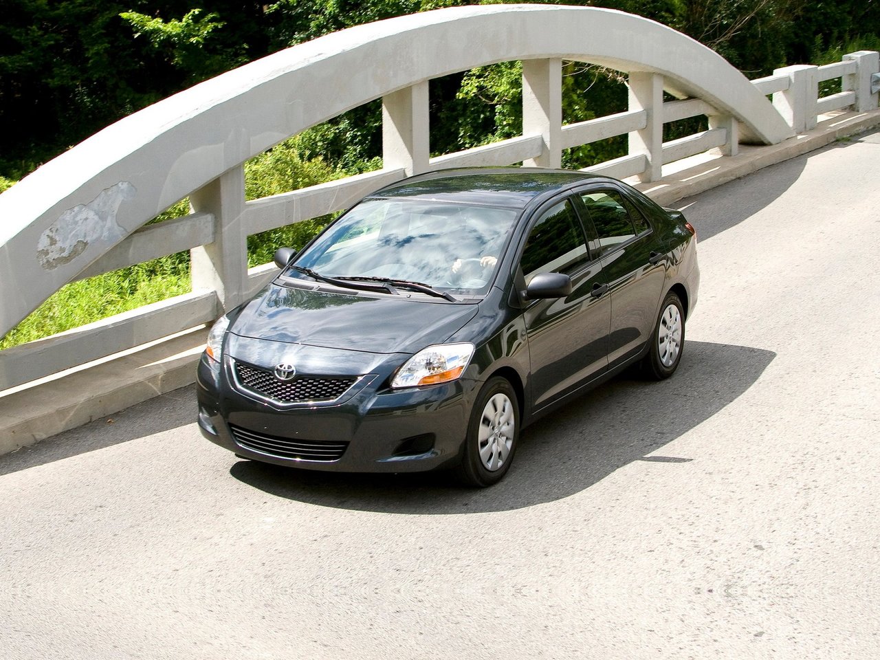 Toyota Yaris II Рестайлинг седан, 2009–2012