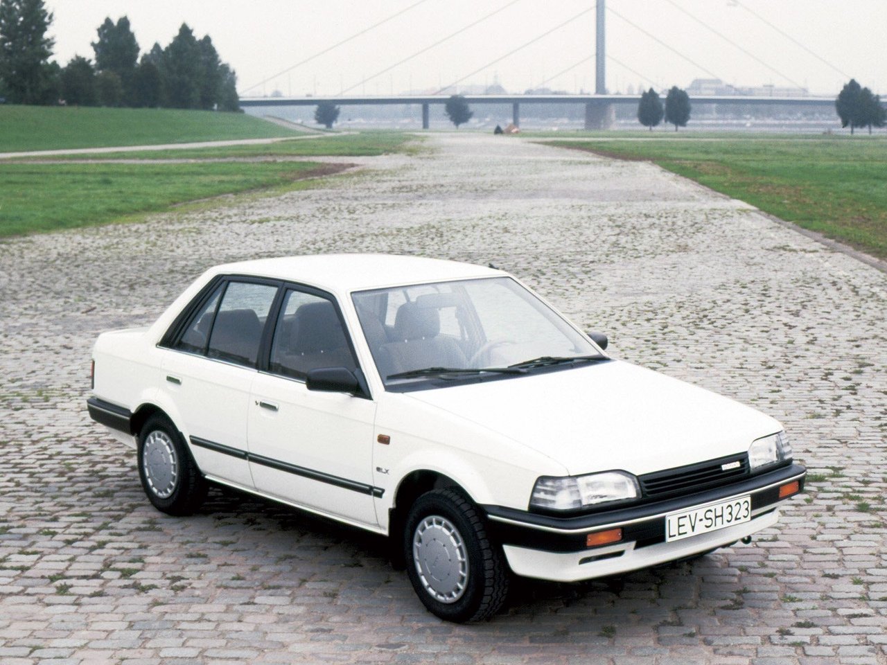 Mazda 323 III (BF) седан, 1985–1993