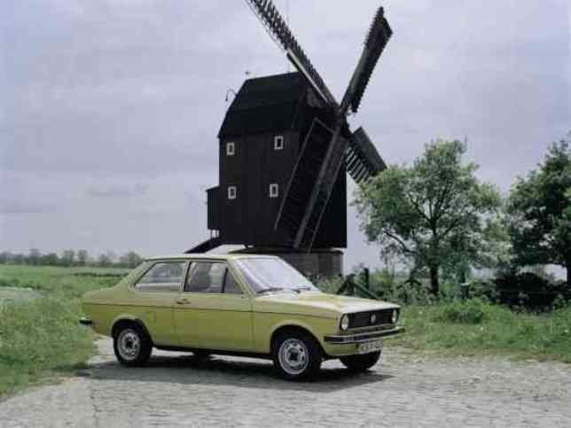 Volkswagen Polo I седан, 1975–1988