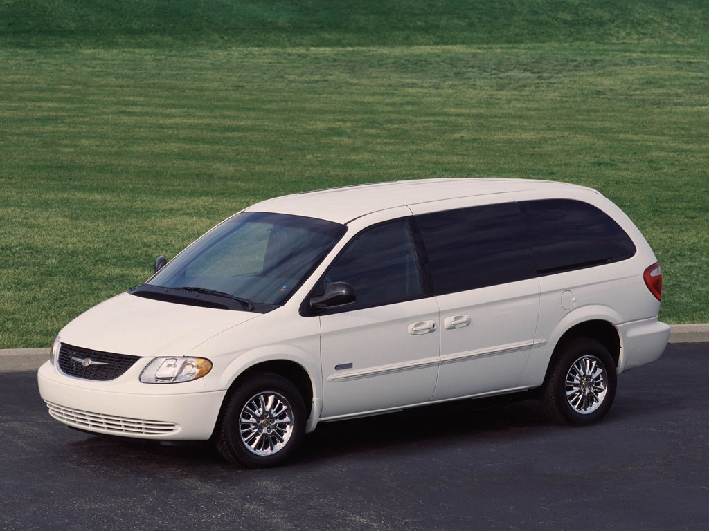 Chrysler Town & Country IV минивэн, 2000–2005