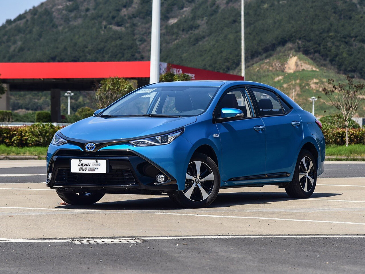 Toyota Levin XI (E170) седан hybrid, 2014–2019