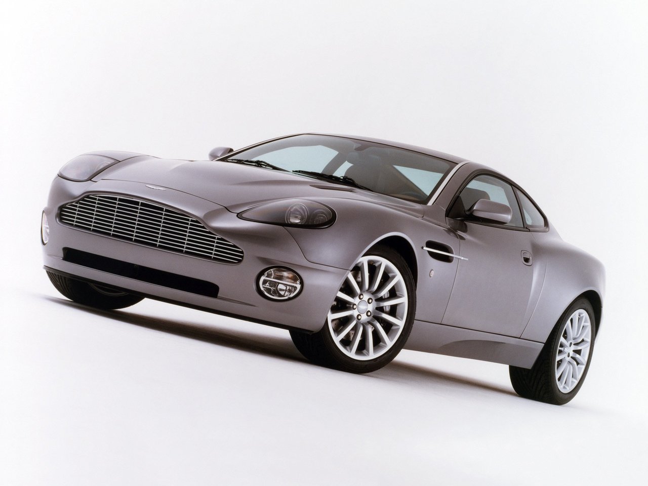 Aston Martin Vanquish I купе, 2001–2007