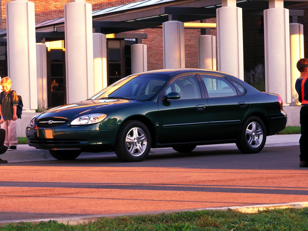 Ford Taurus IV седан, 1999–2004