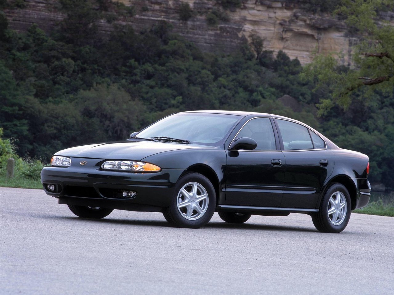 Oldsmobile Alero I седан, 1999–2004