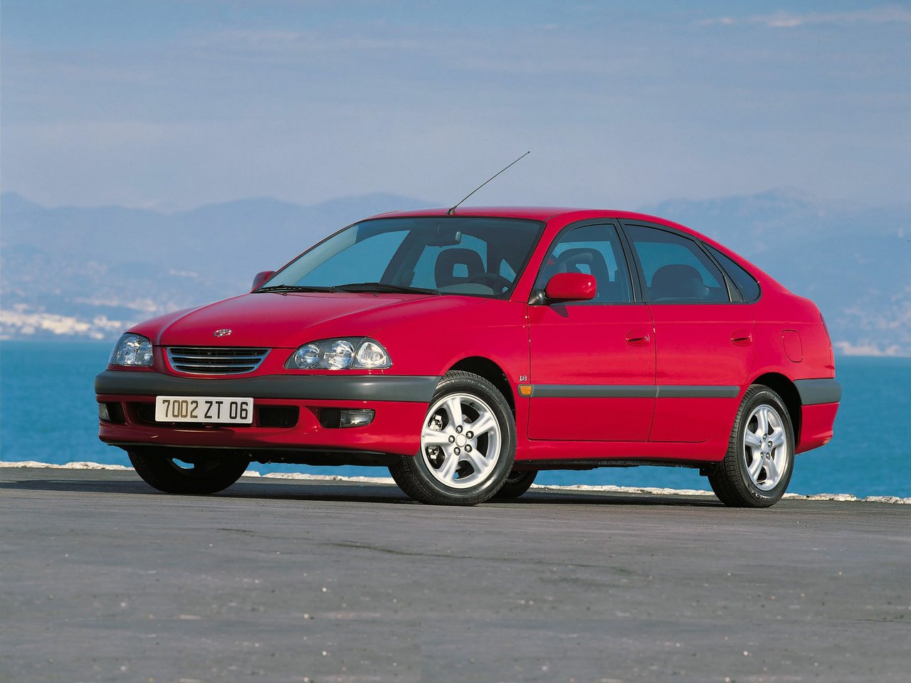 Toyota Avensis I лифтбек, 1997–2000