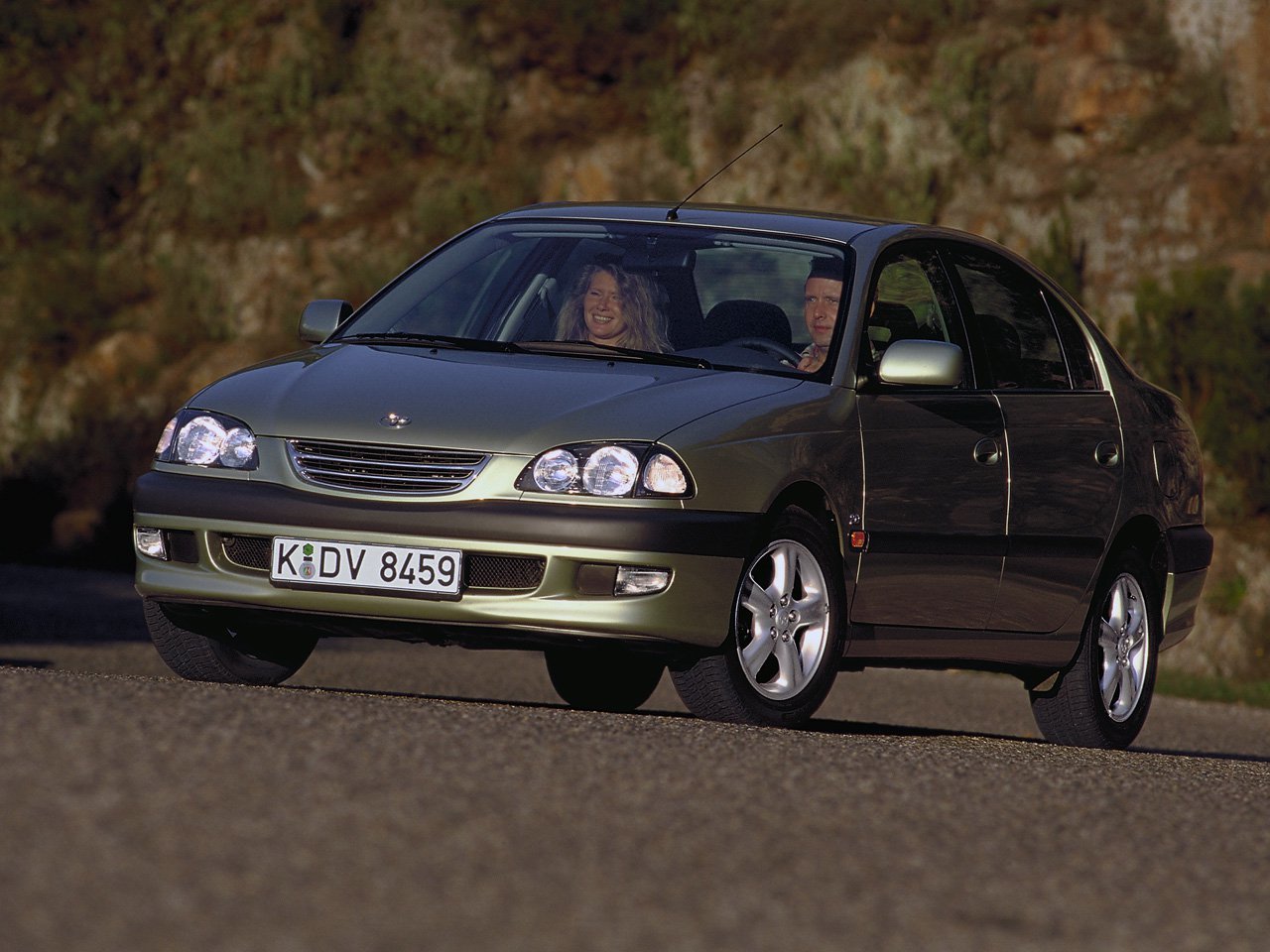 Toyota Avensis I седан, 1997–2000