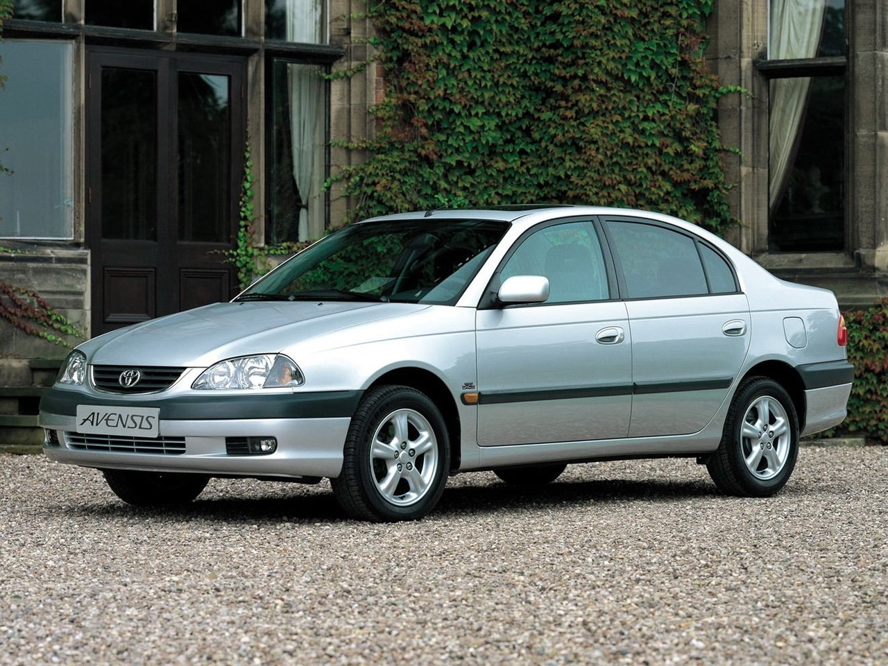 Toyota Avensis I Рестайлинг седан, 2000–2003