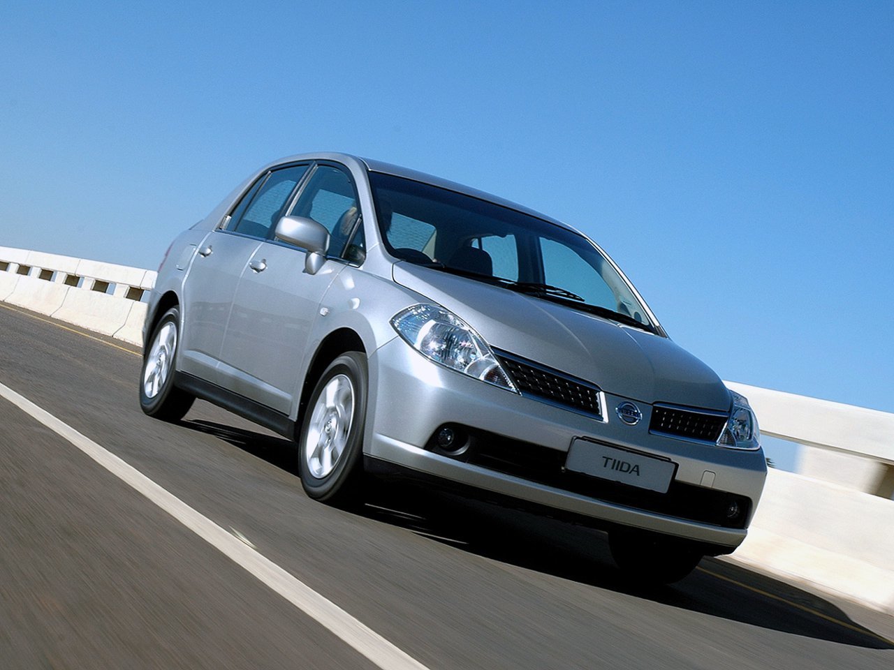 Nissan Tiida I седан, 2004–2012